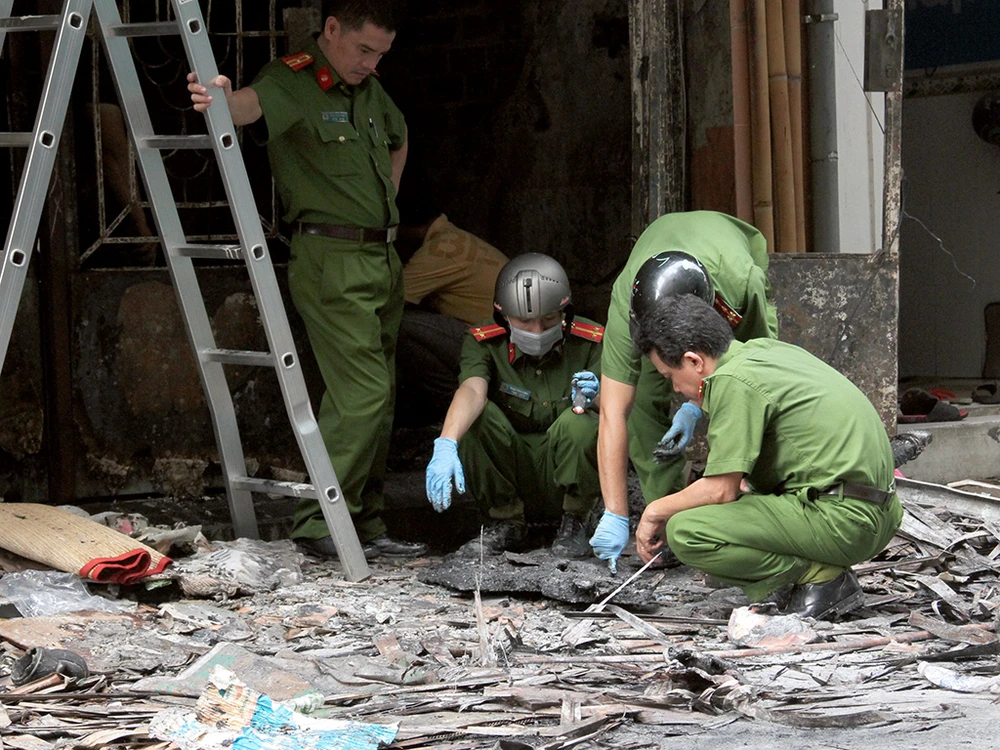 Vụ cháy ở đường Lê Văn Sỹ: Căng mắt tìm manh mối ảnh 3